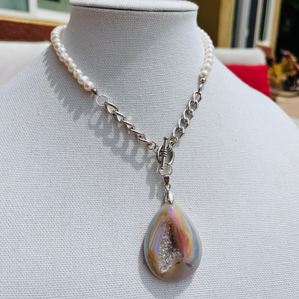 Genuine pearl and silver tone chain necklace with light pink geode pendant - Picture 5 of 6